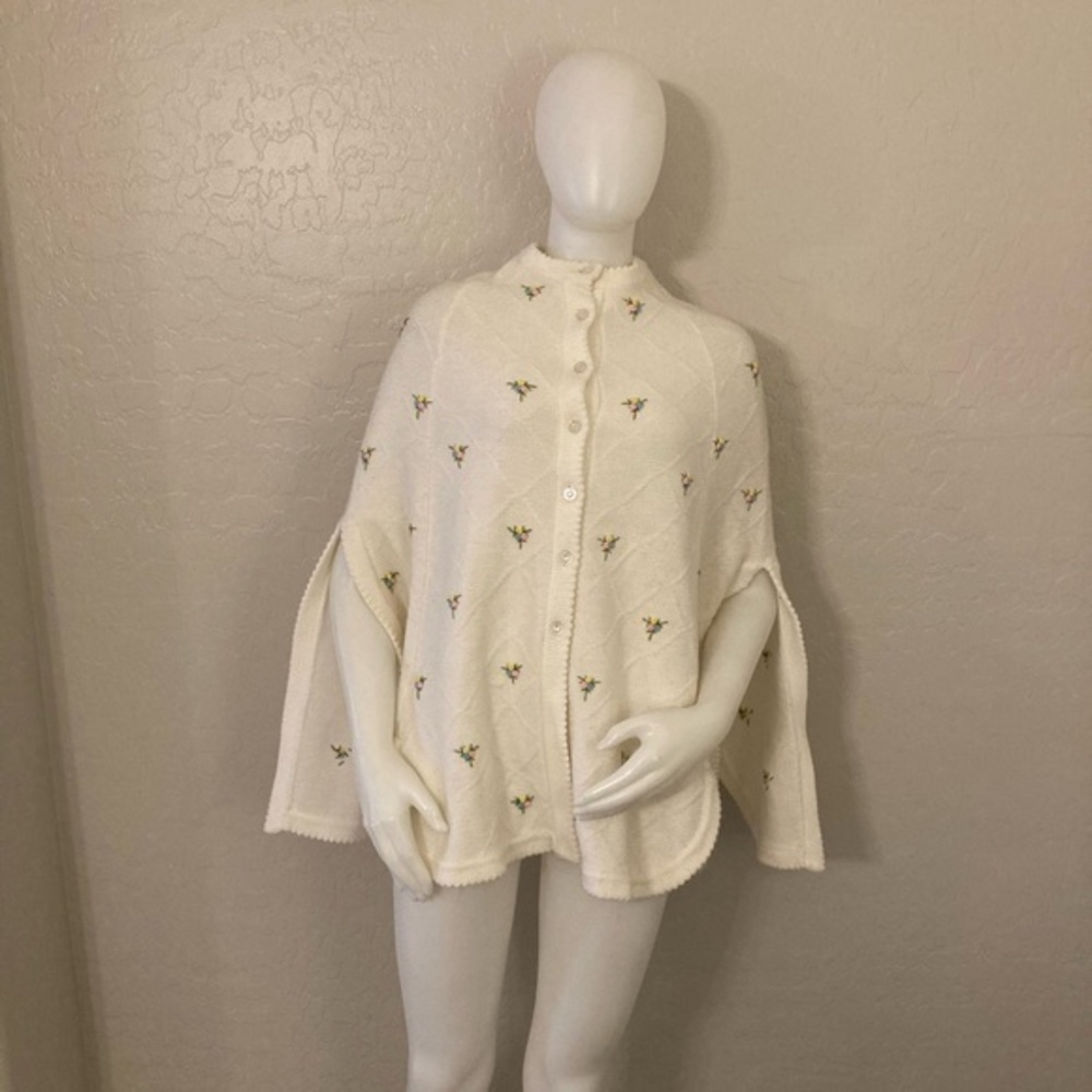 Vintage Shawl Poncho Button Down Scalloped Blanket Cape